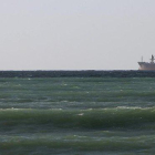 Petroleros cruzan el Estrecho de Ormuz.-ALI HAIDER