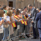 Felipe VI saluda a los ciudadanos de Ávila durante su visita a la capital abulense.-ICAL