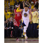 El jugador de los Warriors de Golden State Stephen Curry (c) celebra tras encestar contra los Rockets de Houston, durante el quinto partido de las finales de la Conferencia.-Foto: EFE