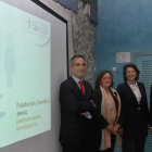 De i. a d. el director de oficina de Banco Santander, Daniel García; la presidenta de la AECC de Palencia, Leonor González; la presidenta nacional de la AECC, Isabel Oriol y el responsable Social Corporativo de Banco Santander, Javier González-Ical
