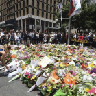 Miles de flores en homenaje a las víctimas del secuestro del lunes en Sídney.-Foto: EFE / DEAN LEWINS