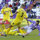 Villar cae derribado por Olmo, ante la mirada de Ángel y Folch (8), durante el Real Valladolid-Reus del viernes.-PABLO REQUEJO