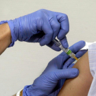 Un paciente recibe una dosis de una vacuna.