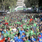 Miles de participantes toman corriendo en la Acera de Recoletos la salida de la Marcha Contra el Cáncer.-J.M. LOSTAU