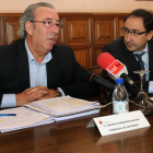 El alcalde de Palencia, Alfonso Polanco (D), y el concejal de Hacienda, Isidoro Fernández Navas (I), explican el resultado de la segunda operación para la refinanciación de los créditos del Ayuntamiento-Ical