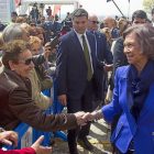 Doña Sofía saludó durante su paseo por Toro a numerosos vecinos que le mostraron su cariño. -M. DENEIVA