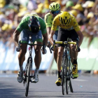 Peter Sagan vence por delante de Chris Froome en la meta del Tour de Montpellier.-EFE / YOAN VALAT