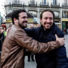 Pablo Iglesias y Alberto Garzón, en la Puerta del Sol, donde han anunciado el acuerdo de coalición entre Podemos e IU.-