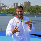 Saúl Craviotto muestra una de sus medallas en los Juegos Olímpicos.-EM