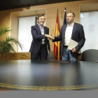 Rafael Hernando, del PP, y Juan Carlos Girauta, de Ciudadanos, durante la firma del pacto anticorrupción.-JOSÉ LUIS ROCA