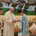 El papa Francisco con la dirigente birmana y Premio Nobel de la Paz, Aung San Suu Kyi.-AFP