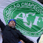 Seguidores del Club America ondean banderas del Chapecoense.-AP / EUGENE HOSHIZO