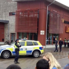 La policía sueca acordona el colegio asaltado, este jueves, en Trollhattan.-EFE / STIG HEDSTROEM