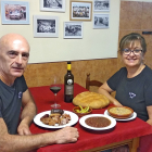 Víctor y Beatriz en una de las mesas del comedor de La Cantinilla con algunos de los platos de su oferta. /