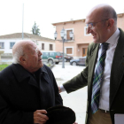 El presidente de la Diputación de Valladolid, Jesús Julio Carnero, presenta los contenidos que la institución llevará a la Feria de Turismo de Interior (Intur). Junto a él, el escritor José Jiménez Lozano-Ical