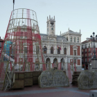 Montaje del Árbol de los Deseos en la plaza Mayor. -PHOTOGENIC