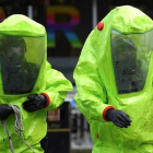 Agentes inspeccionan la zona donde se progujo el envenenamiento en Salisbury.-AFP / BEN STANSALL