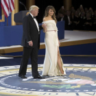 Melania Trump, junto a Donald Trump, en el baile en homenaje a las Fuerzas Armadas.-CJ GUNTHER / EFE