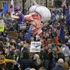Un muñeco de la primera ministra británica, Theresa May, es llevada a través de Trafalgar Square durante una marcha anti-Brexit en Londres.-TIM IRELAND / AP