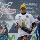 Brad Binder celebra en el podio de Motorland su campeonato mundial en Moto3.-AFP / JAIME REINA