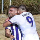 Miguel de la Fuente y Doncel se felicitan tras anotar gol en el partido contra el Leioa.-J.M. LOSTAU