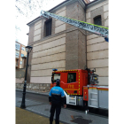 Bomberos y policía municipal acuden al lugar. E.M.