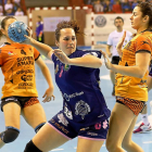 Nekane Terés se dispone a lanzar a portería durante el partido ante el Bera Bera.-J.M.LOSTAU