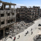 Edificios destruidos en un barrio de Duma, en Guta Oriental, principal feudo opositor cerca de Damasco (Siria), el 9 de marzo.-EFE / MOHAMMED BADRA