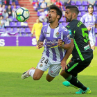 Iban Salvador cae con gesto de dolor tras una entrada de Menosse.-J. M. LOSTAU