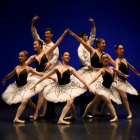Un grupo de bailarines de la Escuela de Danza durante una actuación.-ICAL