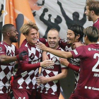 Iniesta es felicitado por sus compañeros tras marcar el 1-0 al Shimizu en la semifinal de la Copa Emperador.-EFE