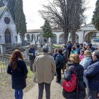 El grupo de visitantes escucha la historia de una de las familias ilustres del cementerio.-MIGUEL ÁNGEL SANTOS
