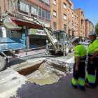 Dos operarios trabajan en la reparación de la fuga de agua.-J.M. LOSTAU
