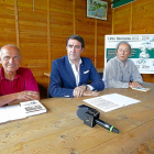El consejero de Fomento, Juan Carlos Suárez-Quiñones, junto a los hijos de Miguel Delibes, Juan y Adolfo.-ICAL
