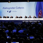 Aleksander Ceferin (en la pantalla), pronuncia su discurso durante el congreso extraordinario de la UEFA.-EFE/Yannis Kolesidis