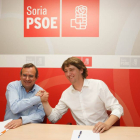 El representante de Ciudadanos en Soria, Jesús de Lozar (I) y el secretario provincial del PSOE, Carlos Martínez, firman un acuerdo de gobernabilidad de la Diputación.-Ical