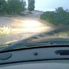Camino fotografiado desde un vehículo durante la noche de la tormenta, anegado por la tromba de agua.-El Mundo