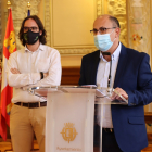 El concejal Luis Vélez y detrás el gerente de Auvasa, Álvaro Fernández Heredia. E.M.