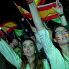 Simpatizantes de Vox escuchando las valoraciones de Santiago Abascal.-JOSÉ LUIS ROCA