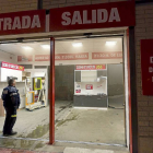 Un policía local vigila la puerta abierta para la salida del humo-Pablo Requejo