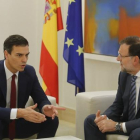Pedro Sánchez y Mariano Rajoy, durante la reunión que han mantenido este miércoles en la Moncloa.-AGUSTÍ CATALÁN