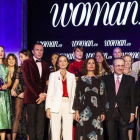Las ministras Reyes Maroto y María Jesús Montero, junto al presidente de Prensa Ibérica, Javier Moll, al frente de la foto de familia de la gala de la revista ’Woman’.-