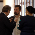 El vicepresidente de la Junta, José Antonio de Santiago (I), conversa con el portavoz del Grupo Socialista, Luis Tudanca, y con la vicepresidenta segunda de las Cortes, Ana Sánchez, durante el Pleno de las Cortes-ICAL