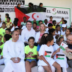 La consejera de Familia e Igualdad de Oportunidades, Alicia García (CD), participa en la jornada de encuentro 'Vacaciones en paz', acompañada por el presidente de la Diputación, Juan Martínez Majo (C) y el delegado territorial del Pueblo Saharahui.-ICAL