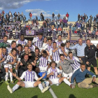 Plantilla, técnicos y trabajadores del Real Valladolid B posan durante la celebración de su permanencia.-PABLO REQUEJO