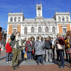 La guía Inés Retortillo, frente al Ayuntamiento de Valladolid, con un grupo de turistas.-J.M. LOSTAU