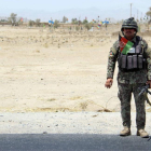 Un soldado monta guardia en un punto de control en el distrito de Maiwind en Kandahar.-MUHAMMAD SADIQ (EFE)