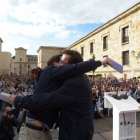 Pablo Iglesias abrazado a su padre durante el acto de campaña en Zamora-El Mundo