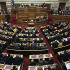 Diputados del Parlamento griego durante la votación por el presidente, el 23 de diciembre en Atenas.-Foto: EFE / SIMELA PANTZARTZI