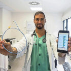 El cardiólogo intervencionista Ignacio Amat muestra un catéter y la aplicación en las instalaciones del Hospital Clínico Universitario de Valladolid.-PHOTOGENIC / MIGUEL ÁNGEL SANTOS